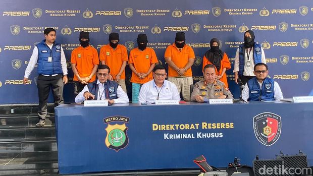Polda Metro Jaya membongkar rumah produksi film porno di Jaksel.