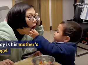 7 Momen Haru Bocah 2 Tahun Rawat Ibunya yang Lumpuh Otak, Bikin Salut