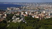 Menikmati Suasana Marseille dari Bukit Tersohor Notre-Dame de la Garde