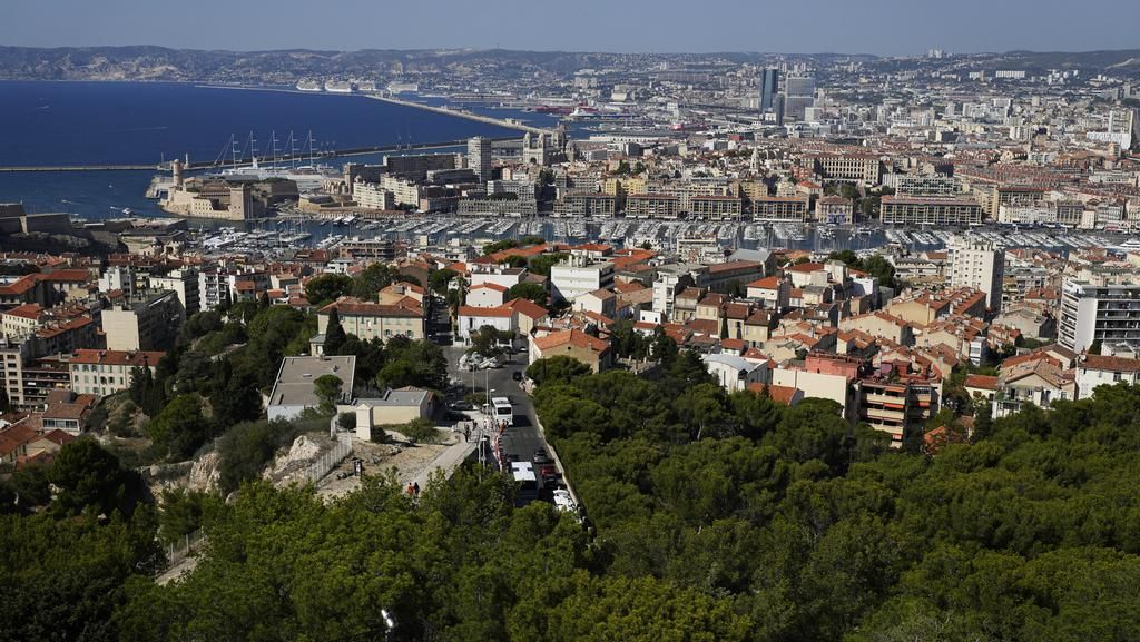 Menikmati Suasana Marseille dari Bukit Tersohor Notre-Dame de la Garde Menikmati Suasana Marseille dari Bukit Tersohor Notre-Dame de la Garde