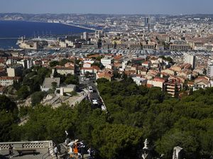 Menikmati Suasana Marseille dari Bukit Tersohor Notre-Dame de la Garde