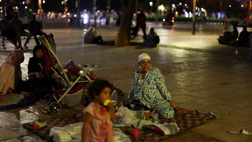Saat Warga Maroko Tidur di Pinggir Jalan Khawatir Gempa Susulan Saat Warga Maroko Tidur di Pinggir Jalan Khawatir Gempa Susulan