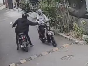 Terekam CCTV Aksi Jambret Rampas Tas Wanita di Depok