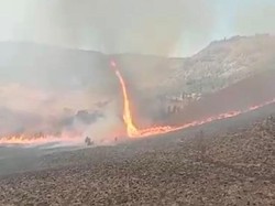 Ngeri! Tornado Api di Bromo