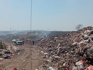 Petugas Mulai Jinakkan Api di TPA Kopi Luhur Cirebon