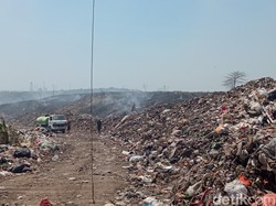 Petugas Mulai Jinakkan Api di TPA Kopi Luhur Cirebon