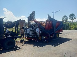 Truk Muat Kelapa Terguling di Jalan Denpasar-Gilimanuk