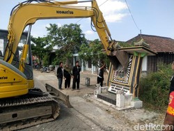 PSHT di Gresik Robohkan Sendiri Tugu Perguruan Silatnya secara Sukarela