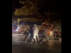 Pemotor Didorong Gegara Adang Bus Lawan Arah, Polisi Harus Hadir Atur Lalu Lintas Pemotor Didorong Gegara Adang Bus Lawan Arah, Polisi Harus Hadir Atur Lalu Lintas