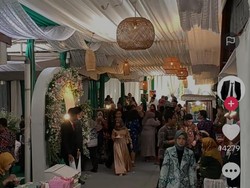 Uniknya Resepsi Pengantin di Pasar Ngijon Sleman yang Viral