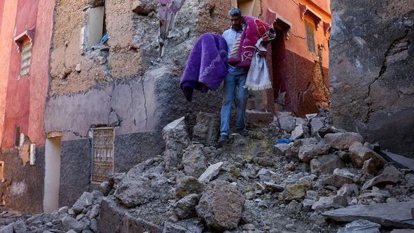 Mengais Sisa Harta Benda Imbas Gempa Maroko