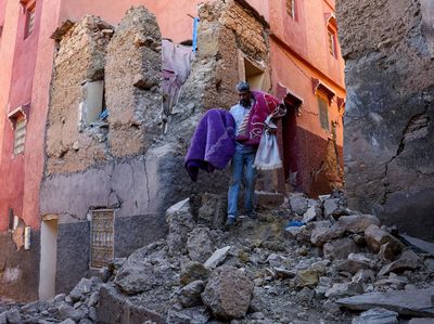Mengais Sisa Harta Benda Imbas Gempa Maroko