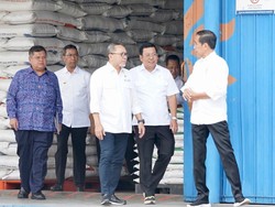 Dampingi Jokowi Salurkan Bansos, Zulhas: Dipercepat untuk Tekan Harga
