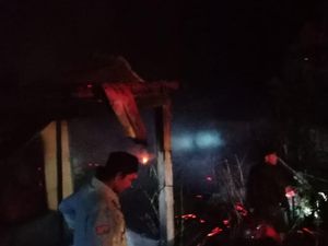 2 Rumah di Sinjai Terbakar gegara Kompor Ditinggal Saat Memasak 2 Rumah di Sinjai Terbakar gegara Kompor Ditinggal Saat Memasak