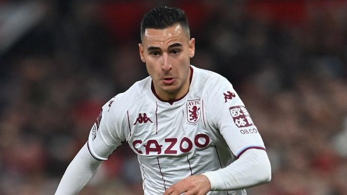 Aston Villas Dutch striker Anwar El Ghazi runs with the ball during the English FA Cup third round football match between Manchester United and Aston Villa at Old Trafford in Manchester, north-west England, on January 10, 2022. (Photo by Paul ELLIS / AFP) / RESTRICTED TO EDITORIAL USE. No use with unauthorized audio, video, data, fixture lists, club/league logos or live services. Online in-match use limited to 120 images. An additional 40 images may be used in extra time. No video emulation. Social media in-match use limited to 120 images. An additional 40 images may be used in extra time. No use in betting publications, games or single club/league/player publications. /