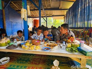 Melihat Keceriaan Bocah dan Polisi di Tengah Kebakaran TPA Sarimukti