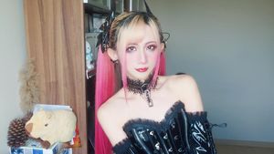 Potret Viral Pekerja Tiap Hari Pakai Dress Lolita, Sosok Aslinya Ternyata..