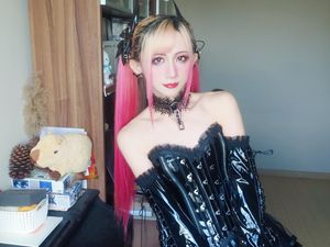 Potret Viral Pekerja Tiap Hari Pakai Dress Lolita, Sosok Aslinya Ternyata.. Potret Viral Pekerja Tiap Hari Pakai Dress Lolita, Sosok Aslinya Ternyata..