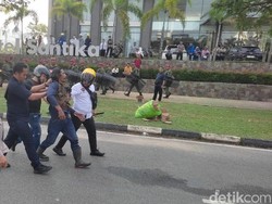 Demo Berujung Bentrokan di Batam, 43 Warga Diamankan-17 Polisi Luka