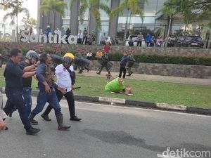 Demo di BP Batam Berujung Bentrok, 43 Warga Diamankan dan 17 Polisi Luka Demo di BP Batam Berujung Bentrok, 43 Warga Diamankan dan 17 Polisi Luka