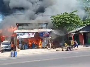 Dua Kios Penjual BBM Eceran Depan SPBU di Lembata Ludes Terbakar