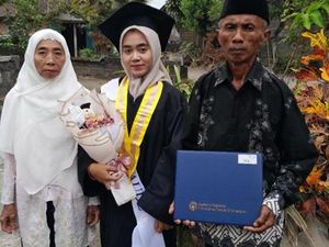 Kisah Dyana, Putri Petani di Sleman yang Jadi Wisudawan Termuda UNY Kisah Dyana, Putri Petani di Sleman yang Jadi Wisudawan Termuda UNY