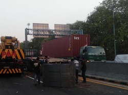 Truk Sempat Senggol Bus Sebelum Muatan Gulungan Besi Jatuh di Tol Semarang