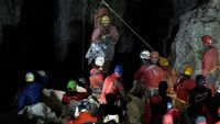 Evakuasi Penjelajah Gua AS yang Terperangkap di Kedalaman 1.000 Meter