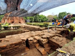 Ekskavasi Ungkap Gapura Bajangratu Akses Halaman Suci Pendarmaan Jayanegara