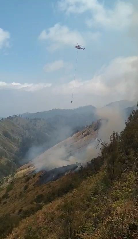 Heli Super Puma water bombing kebakaran Bromo