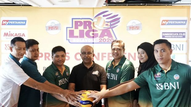 Iman Agus Faizal (ketiga kanan) saat jadi Ketua Tim Jakarta BNI 46 di Proliga 2020. Hadir juga Dio Zulfikri, Megawati Hangestri Pertiwi, Samsul Jais, dan Hanny Sukartty.