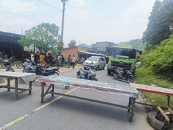 Jalan Merangin-Kerinci Diblokir Sebabkan Macet Panjang, Polisi Turun Tangan