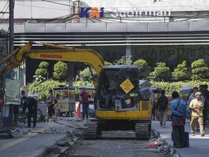 Satu Eskalator Stasiun Sudirman Diperbaiki, Anak KRL Naik Tangga Dulu Ya Satu Eskalator Stasiun Sudirman Diperbaiki, Anak KRL Naik Tangga Dulu Ya
