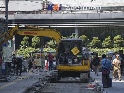 Jalur Pejalan Kaki Dibangun di Stasiun Sudirman, Ini Potretnya