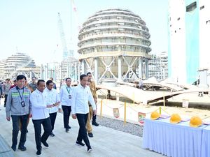 Jokowi Tinjau Pabrik Petrokimia Lotte Rp 60 T di Cilegon, Target Operasi 2025
