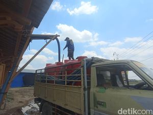 Jualan Air saat Kemarau, Warga Pilang Blora Ini Kantongi Rp 3,7 Juta per Hari Jualan Air saat Kemarau, Warga Pilang Blora Ini Kantongi Rp 3,7 Juta per Hari