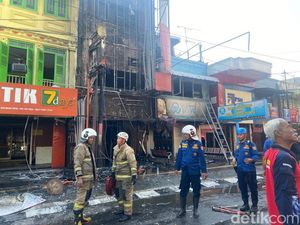 Kebakaran Hanguskan Ruko 3 Lantai di Semarang Kebakaran Hanguskan Ruko 3 Lantai di Semarang