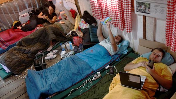 Kocak! Lomba Rebahan Sambil Main Gadget di Eropa