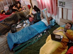 Rebahan Sambil Main Gadget Jadi Lomba Internasional