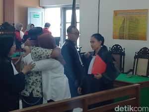 Pemotong Kemaluan Suami di Solo Divonis 4 Bulan, Terdakwa-Korban Berpelukan Pemotong Kemaluan Suami di Solo Divonis 4 Bulan, Terdakwa-Korban Berpelukan