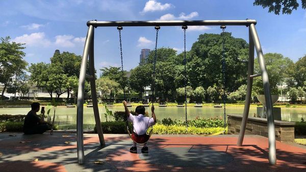 Potret Langit Jakarta Biru dan Berawan Pagi Ini, Polusi Berkurang?