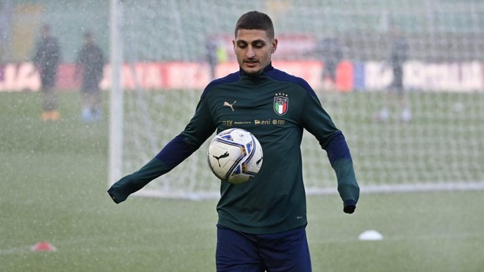 Italys midfielder Marco Verratti juggles during a training session on the eve of the 2022 World Cup qualifying play-off football match between Italy and North Macedonia, on March 23, 2022 at the Renzo-Barbera stadium in Palermo. (Photo by Alberto PIZZOLI / AFP)