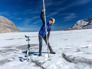 Melihat Ilmuwan Mengukur Es Gunung Alpen yang Kian Mencair