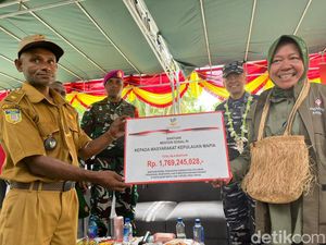 Mensos Serahkan Bantuan ke Warga Pulau Mapia Papua: Solar Cell-Ayam Petelur