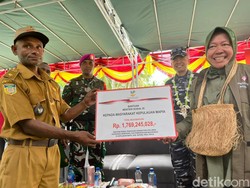 Mensos Serahkan Bantuan ke Warga Pulau Mapia Papua: Solar Cell-Ayam Petelur