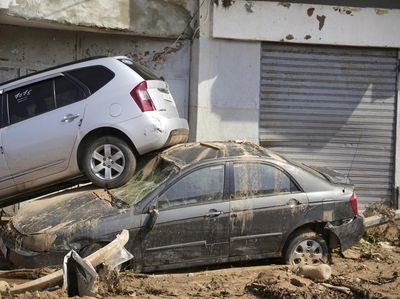 Mobil-mobil Jadi Saksi Bisu Ganasnya Badai Menghantam Libya