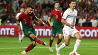 Gol-gol Portugal terus mengalir mendekati akhir laga. Bruno Fernandes menyumbang gol di menit ke-83 dan diikuti oleh Joao Felix pada menit ke-88 untuk mengubah skor akhir menjadi 9-0. REUTERS/Pedro Nunes  