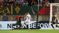 Enam menit berselang giliran Goncalo Ramos merobek gawang Luxembourg untuk membawa Portugal memimpin 2-0. REUTERS/Pedro Nunes  