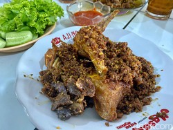 5 Ayam Goreng di Bandung Ini Gurih Nagih dengan Sambal Mantap