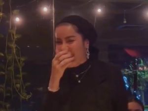 Gaya Olla Ramlan Hadiri Ultah Teman Jadi Sorotan, Pakai Rok Berbelahan Tinggi Gaya Olla Ramlan Hadiri Ultah Teman Jadi Sorotan, Pakai Rok Berbelahan Tinggi